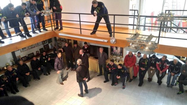 Un momento del encuentro este sábado del alcalde con los bomberos en el parque central de Martiricos (Málaga)