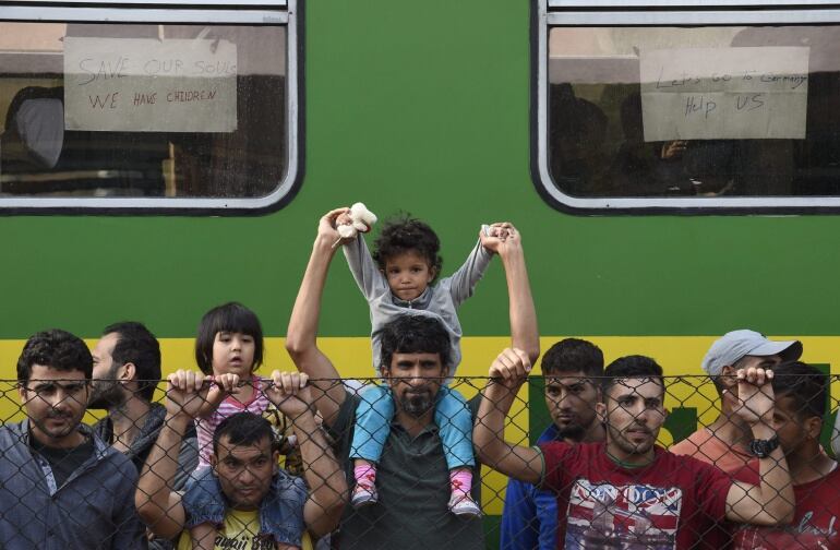 Medio millar de refugiados esperan en un tren en una estación de Hungría