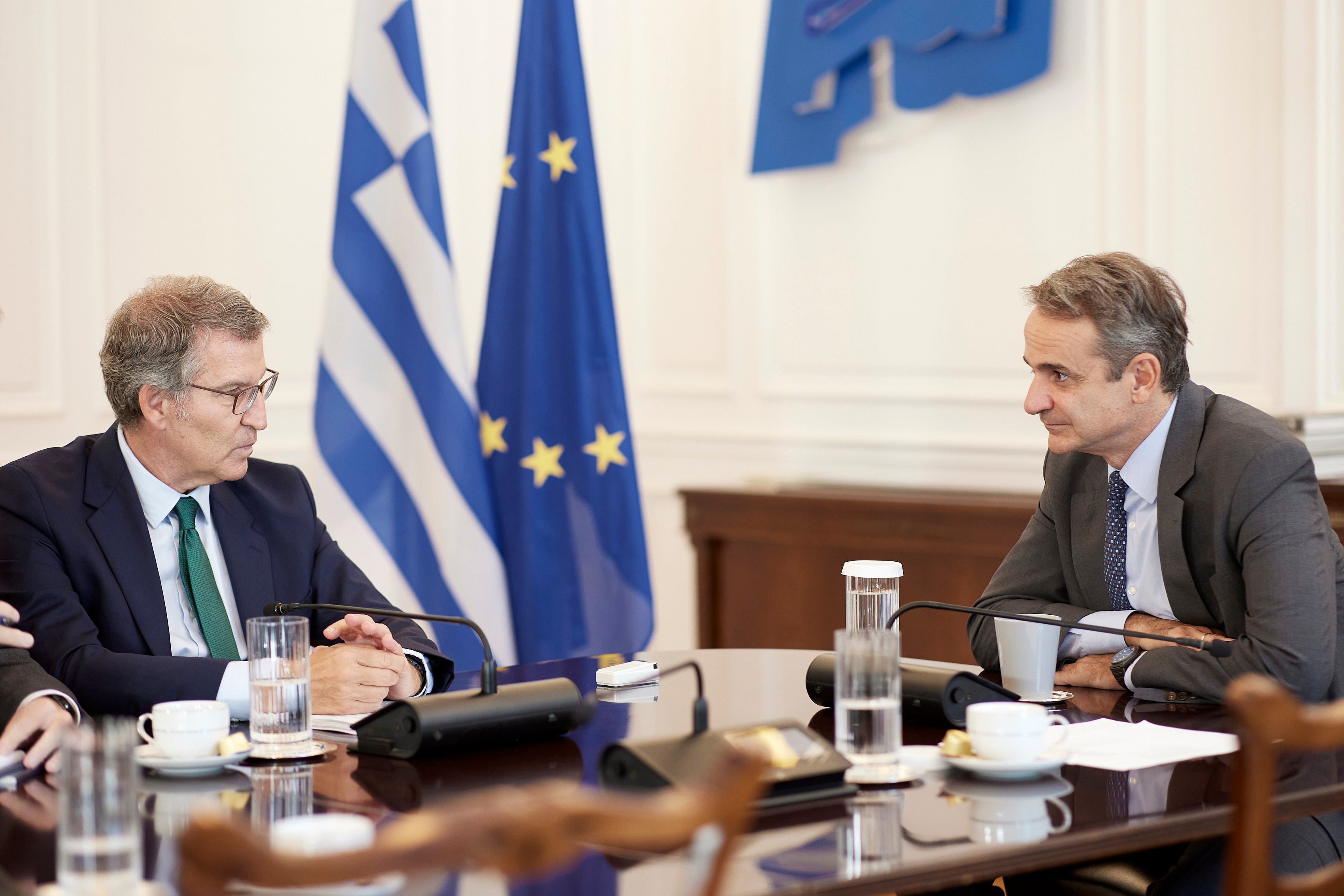 El primer ministro de Grecia, el conservador Kyriákos Mitsotákis, recibe al presidente del PP español, Alberto Núñez Feijóo, en Atenas.