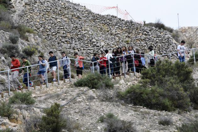 Visita de escolares al Yacimiento El Monastil