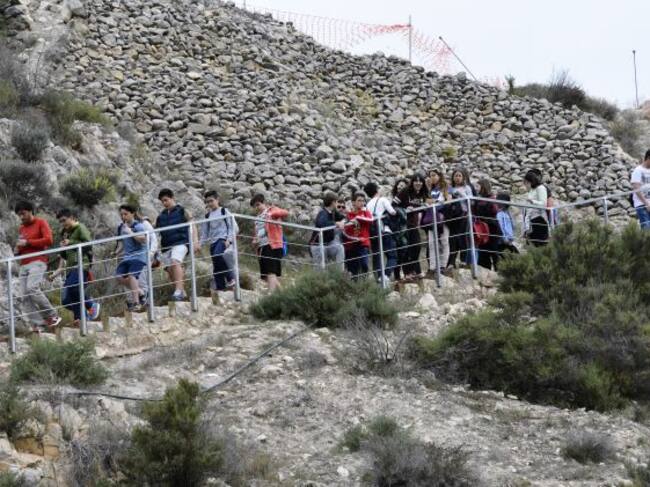 Visita de escolares al Yacimiento El Monastil