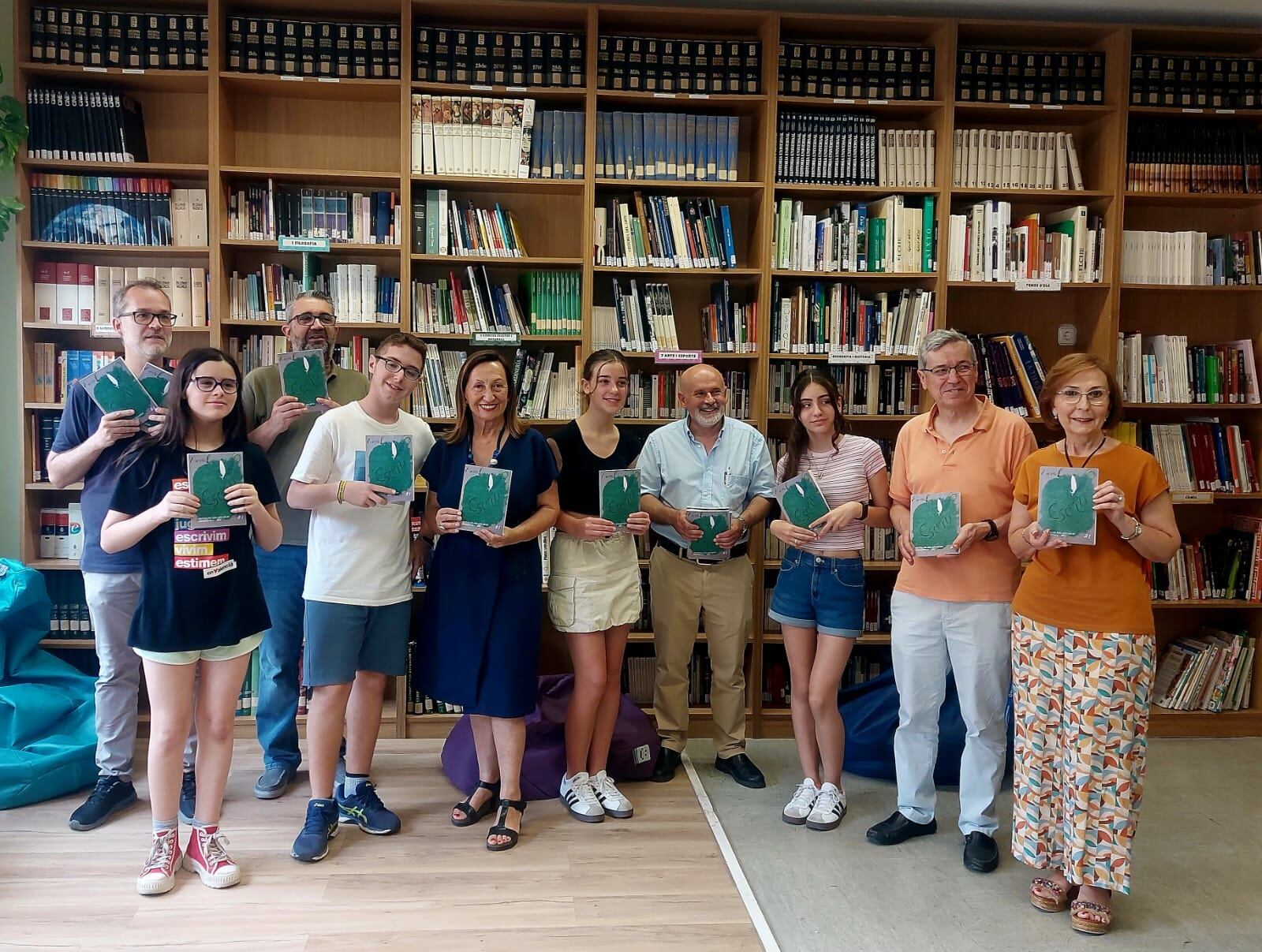 Presentación del primer número de la revista Escriu