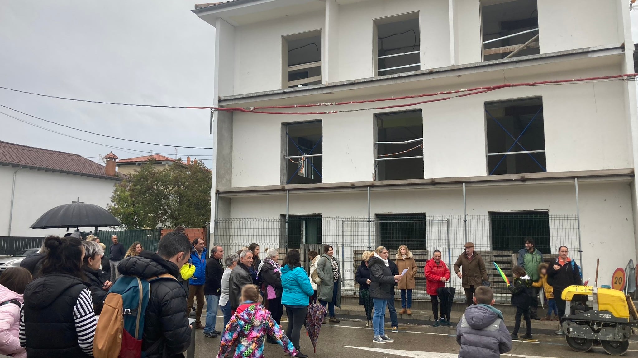 Vecinos concentrados frente al Centro Cívico de Sierrapando.