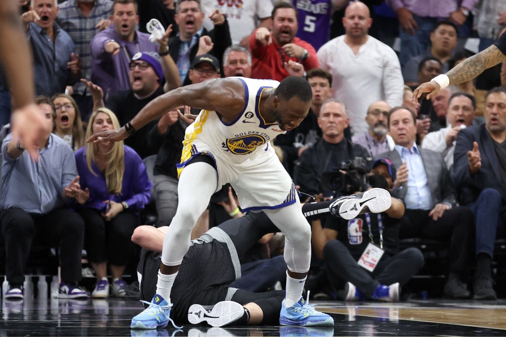 Draymond Green tropieza tras pisar a Sabonis en el Kings-Warriors