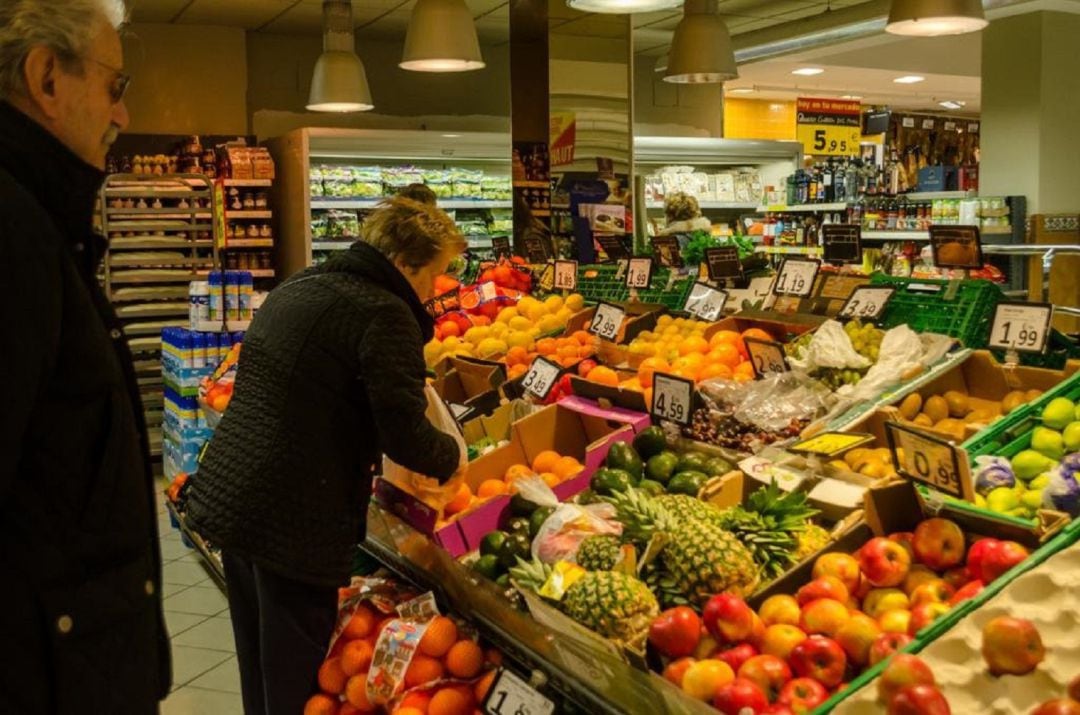 Gente comprando fruta y frescos