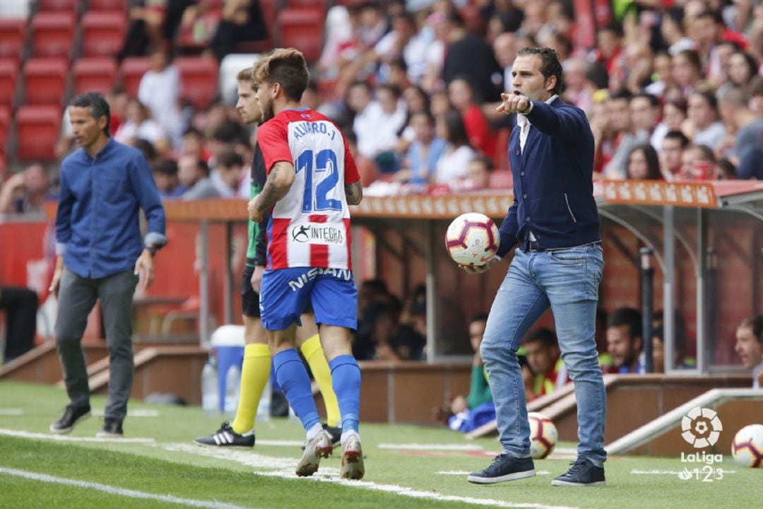 Rubén Baraja da indicaciones durante el último partido en El Molinón, contra el Reus.