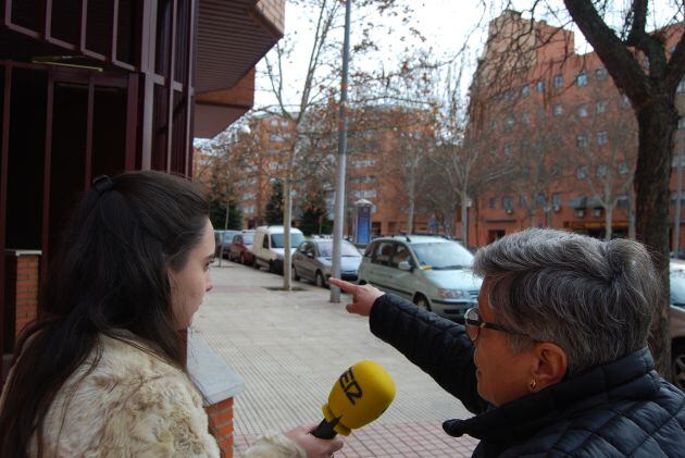 Sandra Moreno preguntando a una vecina de Alcorcón