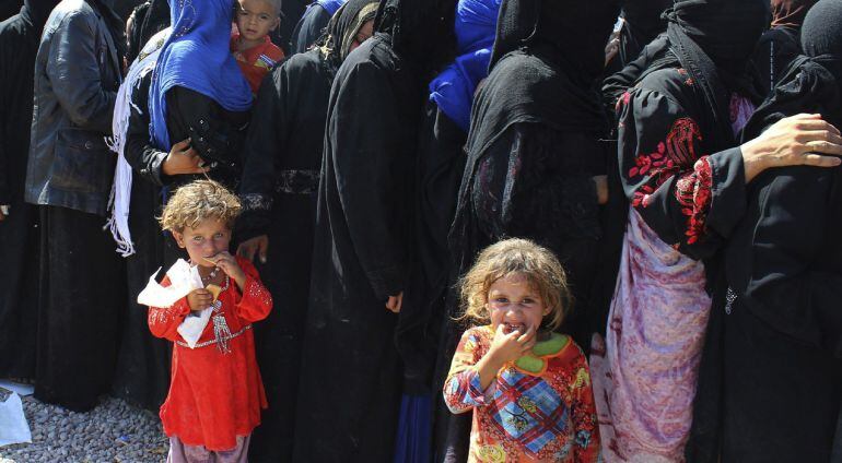 Los desplazados por la ofensiva de las fuerzas iraquíes contra el Dáesh esperan a ser enviados a un campo de refugiados en Hawija.