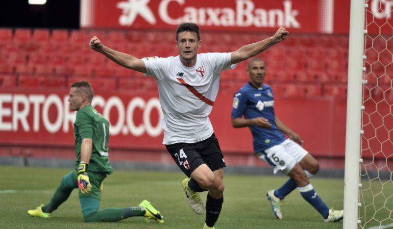 Marc Gual (24) celebra uno de los dos goles que anotó ante el Getafe, ante la mirada de &#039;Cata Díaz&#039; y &#039;Alberto&#039;