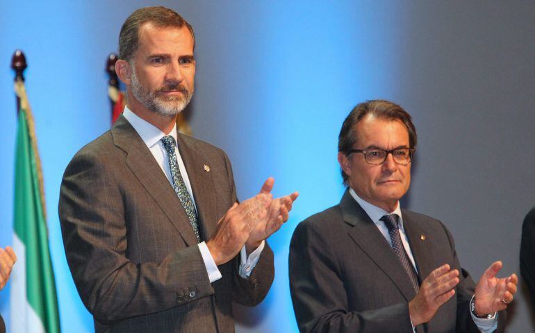 Felip VI amb Artur Mas a l&#039;acte de lliurament de despatxos de 35 nous jutges