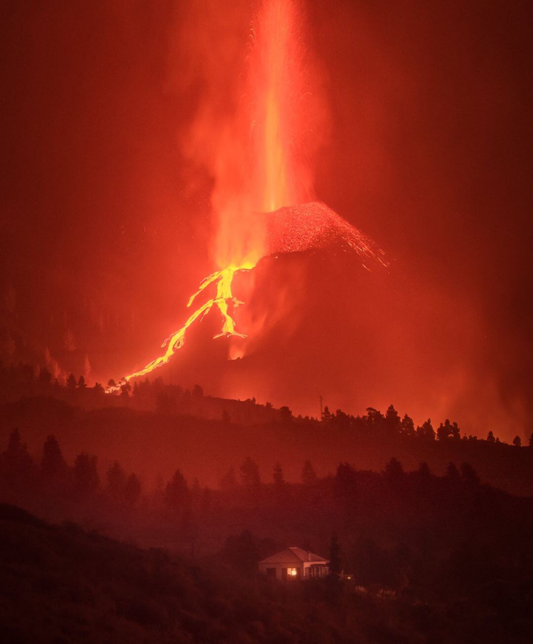 Imagen de una solitaria vivienda a los pies del volcán de Cumbre Vieja