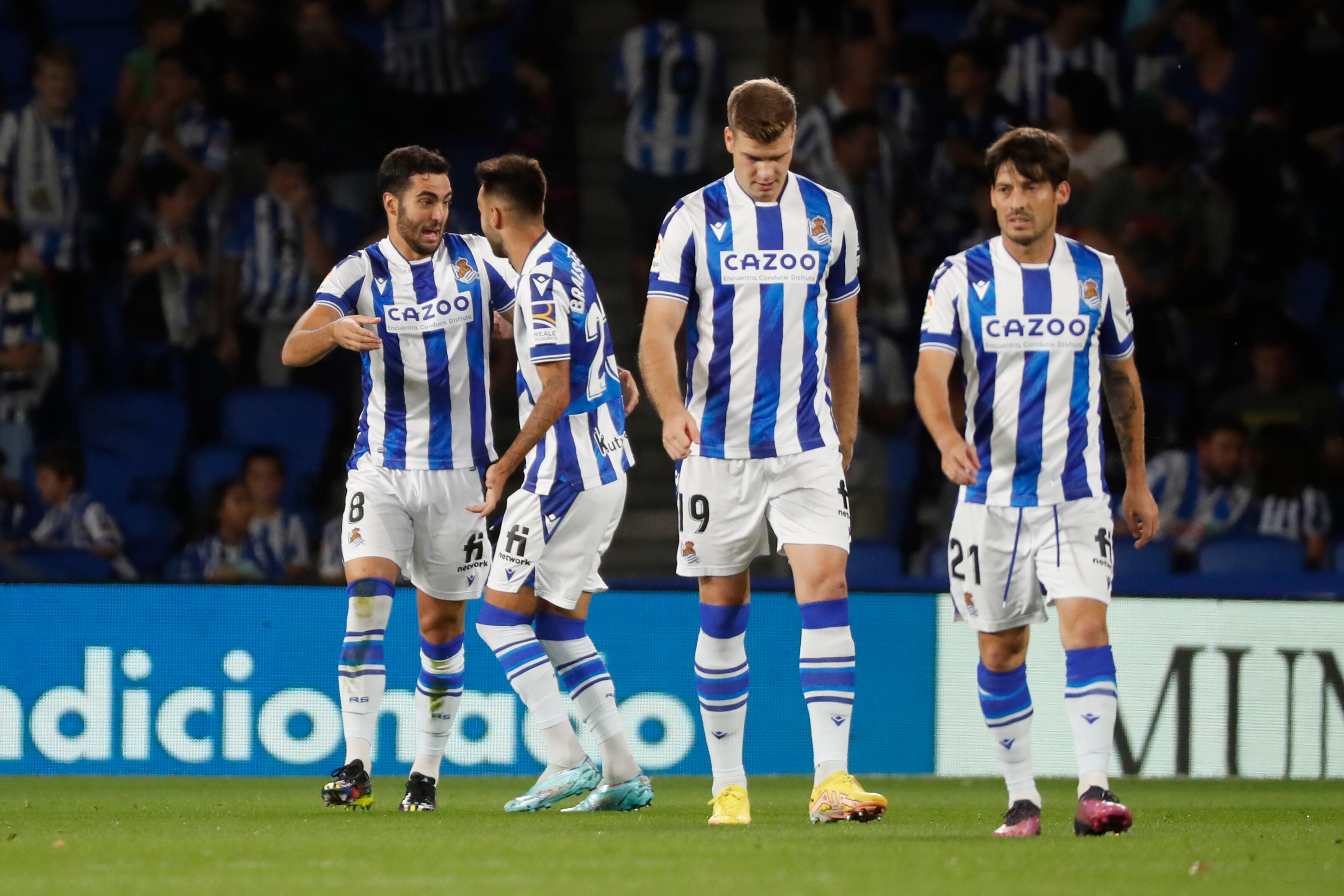 SAN SEBASTIÁN, 19/10/2022.-  El centrocampista de la Real Sociedad Mikel Merino (i) celebra con sus compañeros tras marcar el 1-0 durante el encuentro de la décima jornada de LaLiga entre la Real Sociedad y el Real Club Deportivo Mallorca, este miércoles en el Reale Arena en San Sebastián. EFE/ Juan Herrero
