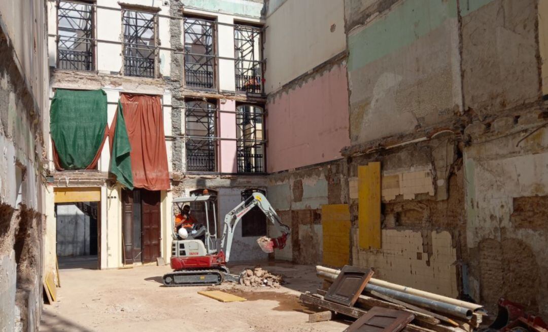 Derribo interior edificio en calle Mayor de Castelló