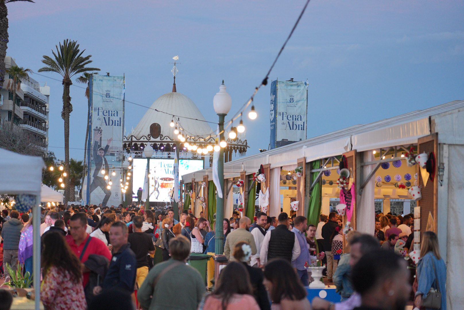 Personas asistentes a la II Feria de abril de Arrecife.