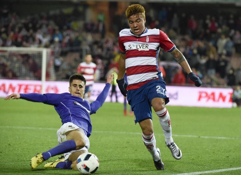 El delantero venezolano del Granada Adalberto Peñaranda (d) intenta escaparse de Unai Bustinza (i), del Leganés, durante el encuentro correspondiente a la vuelta de los dieciseisavos de final de la Copa del Rey que se disputa esta noche en el estadio Nuevo los Cármenes, en Granada