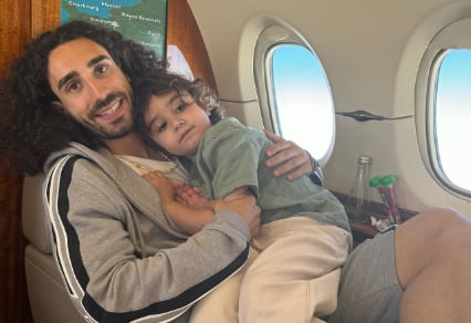 Marc Cucurella viaja con su hijo Mateo