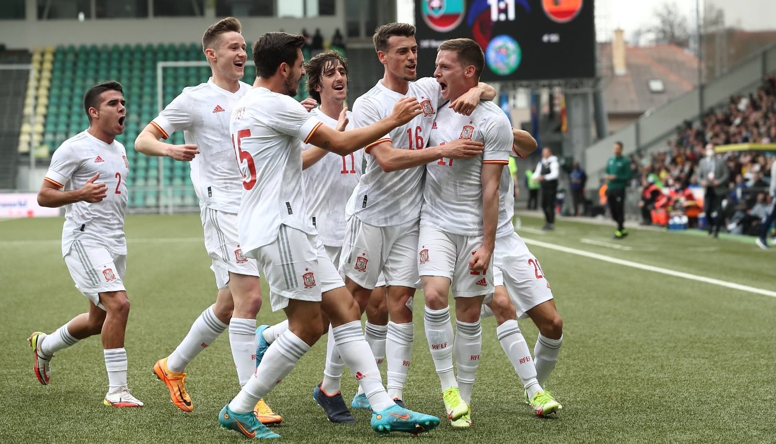 Los jugadores de la sub21 celebran el tanto ante Eslovaquia