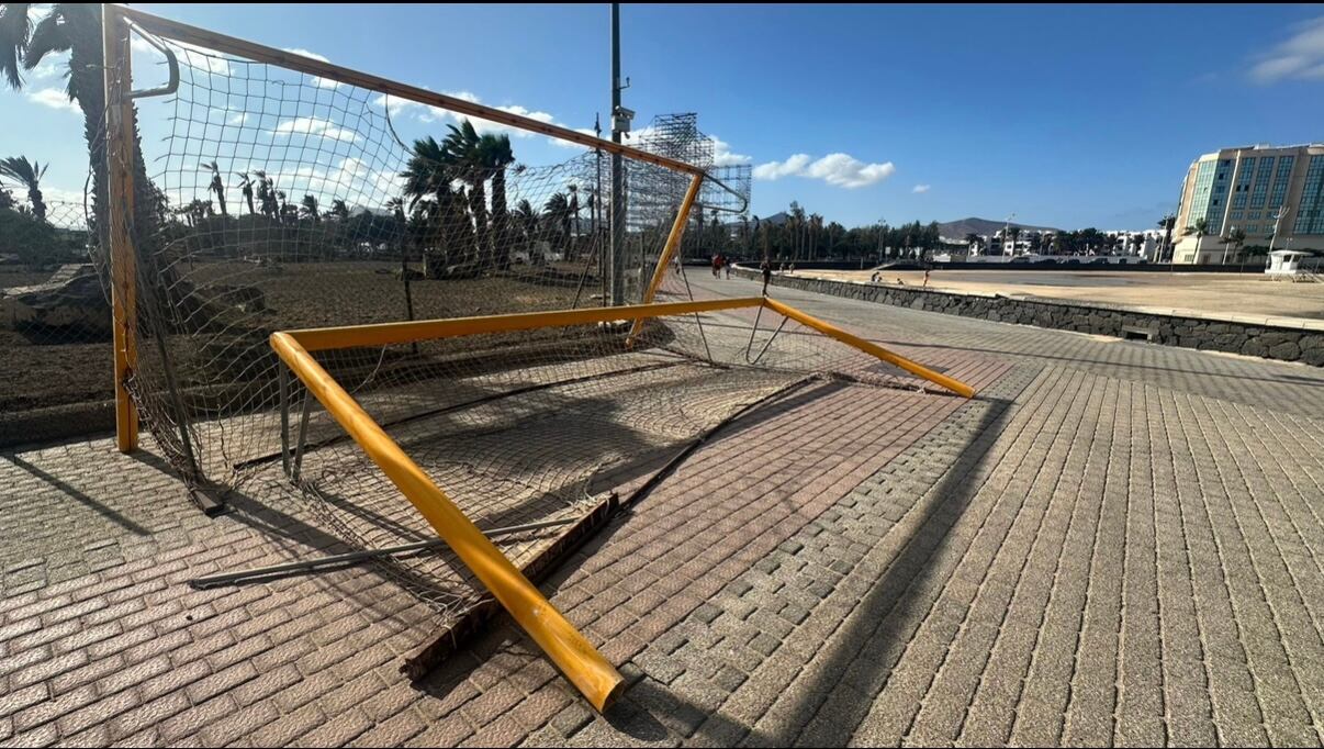 Porterías de la playa del Reducto en medio del paseo marítimo.