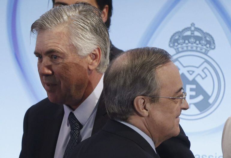 GRA349. MADRID, 19/05/2015.- El presidente del Real Madrid, Florentino Pérez (d), junto al entrenador del club, el italiano Carlo Ancelotti (i), durante la presentación hoy de la aplicación 'Real Madrid App' de Microsoft, en el palco de honor del estadio 
