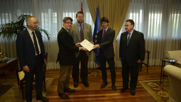 Representantes del Instituto Tecnológico de Massachussetts entregan este miércoles al ministro de Energía, Álvaro Nadal, las conclusiones del estudio técnico sobre el proyecto Castor.