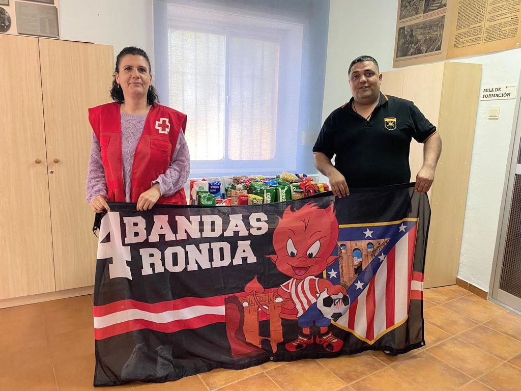 Acto de entrega de los alimentos en la sede de Cruz Roja