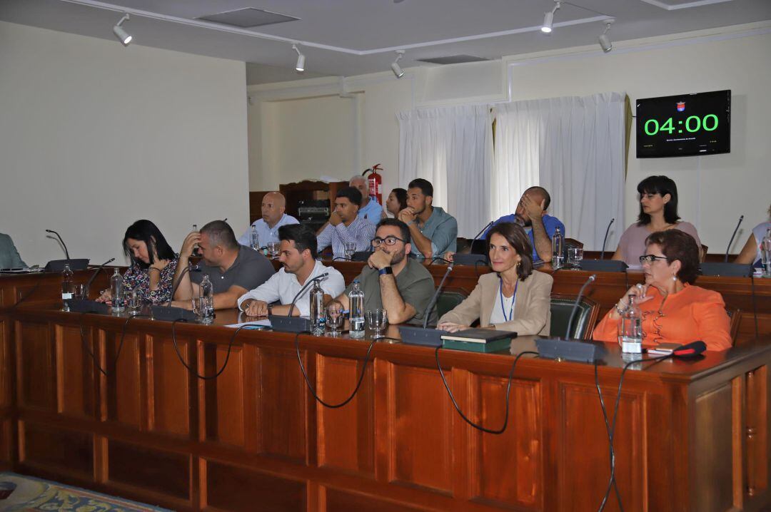 El Grupo Nacionalista de Arrecife con Carlos Alférez, primero por la izquierda en la segunda fila, en uno de los plenos.