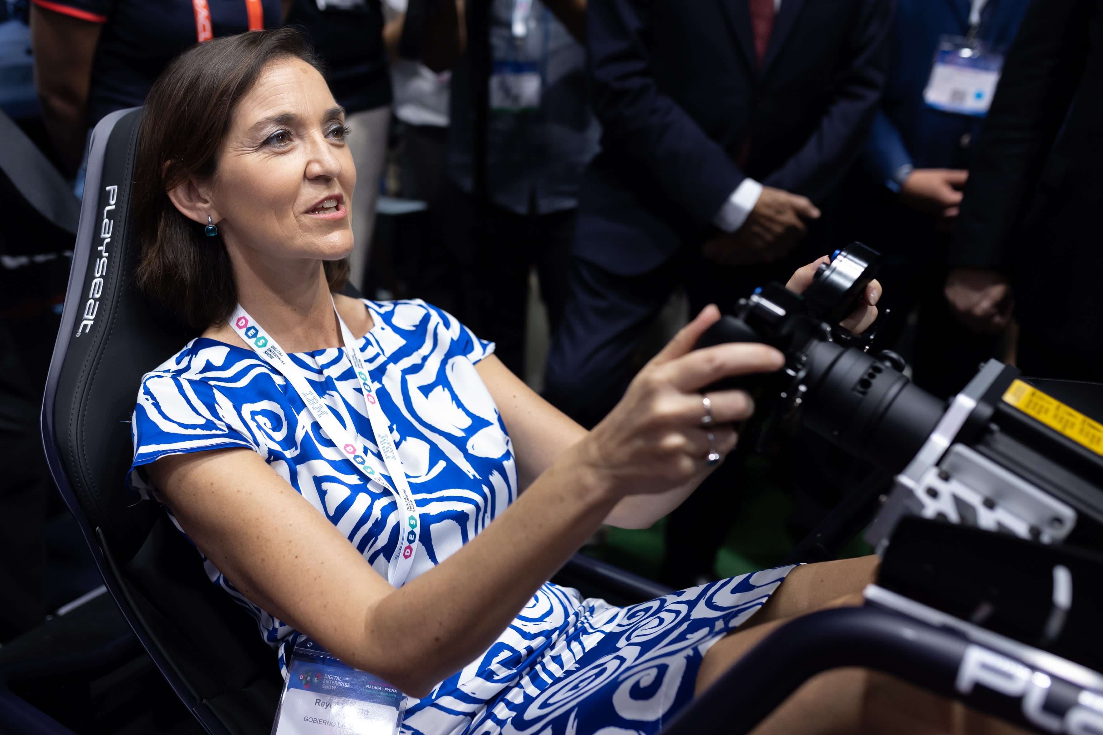 GRAFAND473. MÁLAGA, 16/06/2022.- La ministra de Industria, Comercio y Turismo, Reyes Maroto, montada en un simulador tras la inauguración hoy jueves del Tourism & Hospitality Forum, en el marco del foro de innovación Digital Enterprise (DES Show) que se celebra en el Palacio de Ferias y Congresos de Málaga, donde ha afirmado que el Gobierno está &quot;volviendo a tender puentes&quot; con Argelia tras la crisis con este país, y ha sostenido que &quot;la parte diplomática en estos casos es la más importante&quot;.EFE/Carlos Díaz
