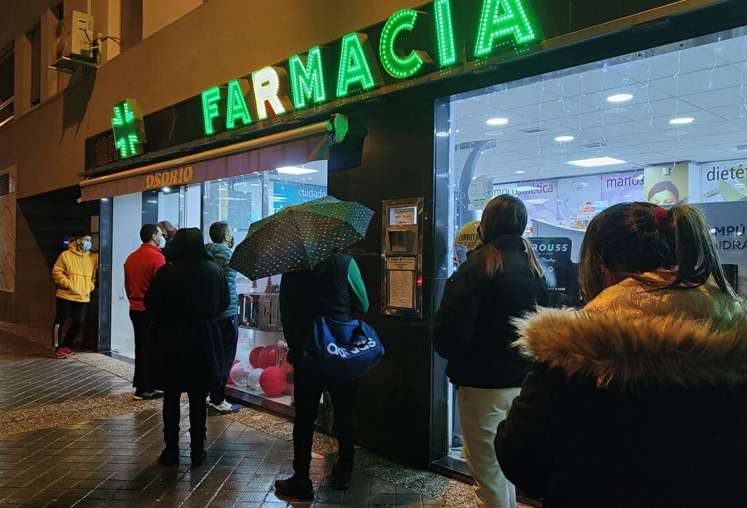 Colas ante una farmacia de Granada para conseguir test de antígenos para la detección de la covid