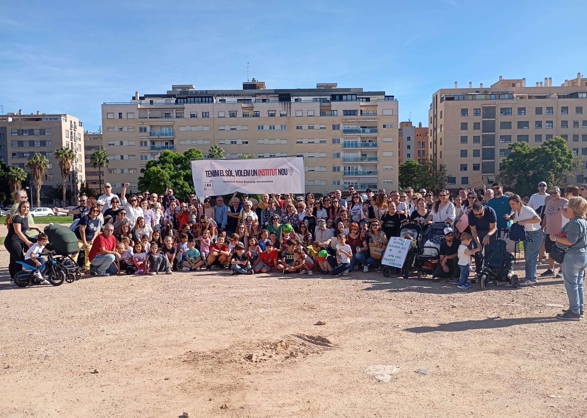 Concentración en el solar de Benicalap, en la que piden un nuevo instituto público.
