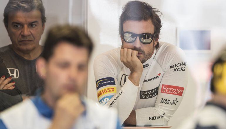 Fernando Alonso, en el box de McLaren del Gran Premio de Canadá.