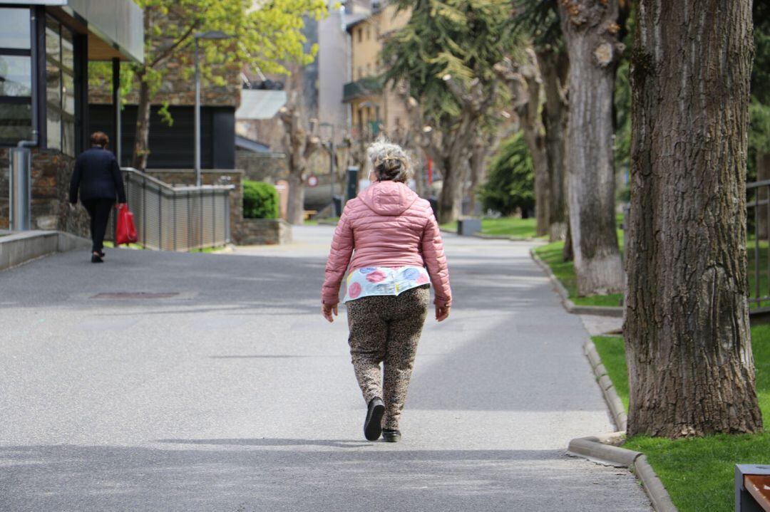 Dues padrines passejant per una zona enjardinada d'Encamp. A partir del proper cap de setmana s'eliminaran les franges horàries per sortir al carrer, inclosa la de les persones vulnerables.
