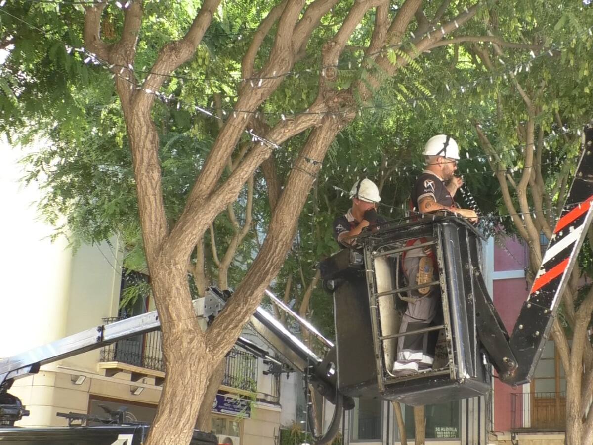 Comienza la instalación de luces navideñas en la Plaza de Baix