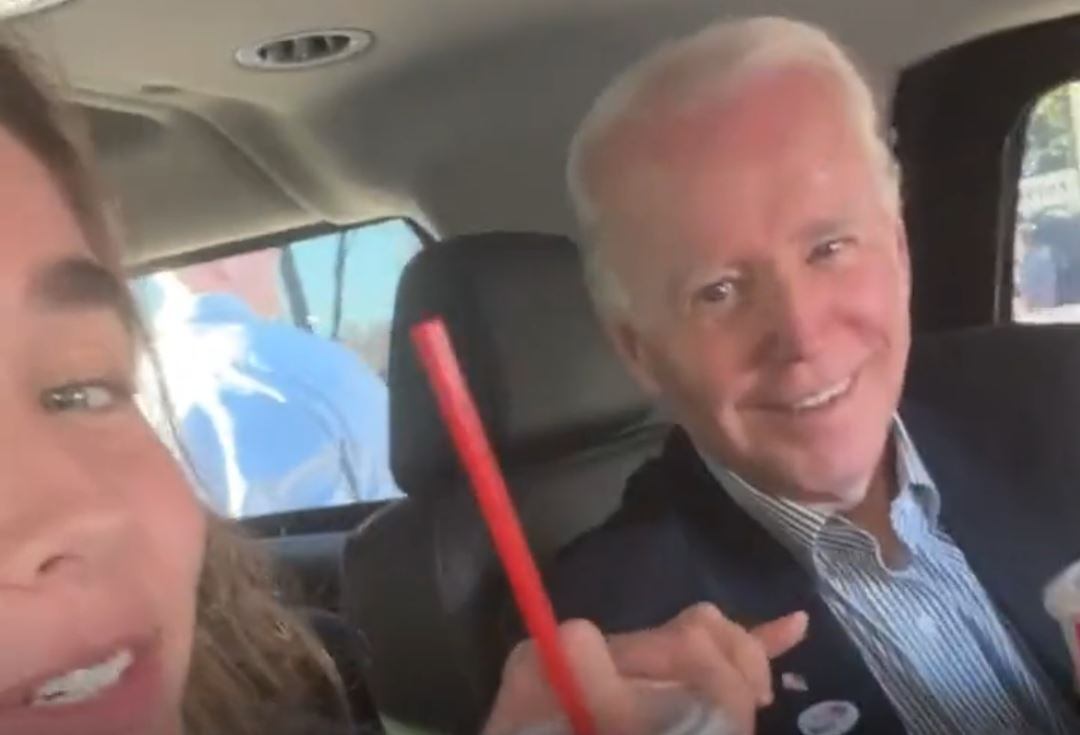 El presidente de Estados Unidos, Joe Biden, junto a una de sus nietas, celebrando que la joven vota por primera vez.