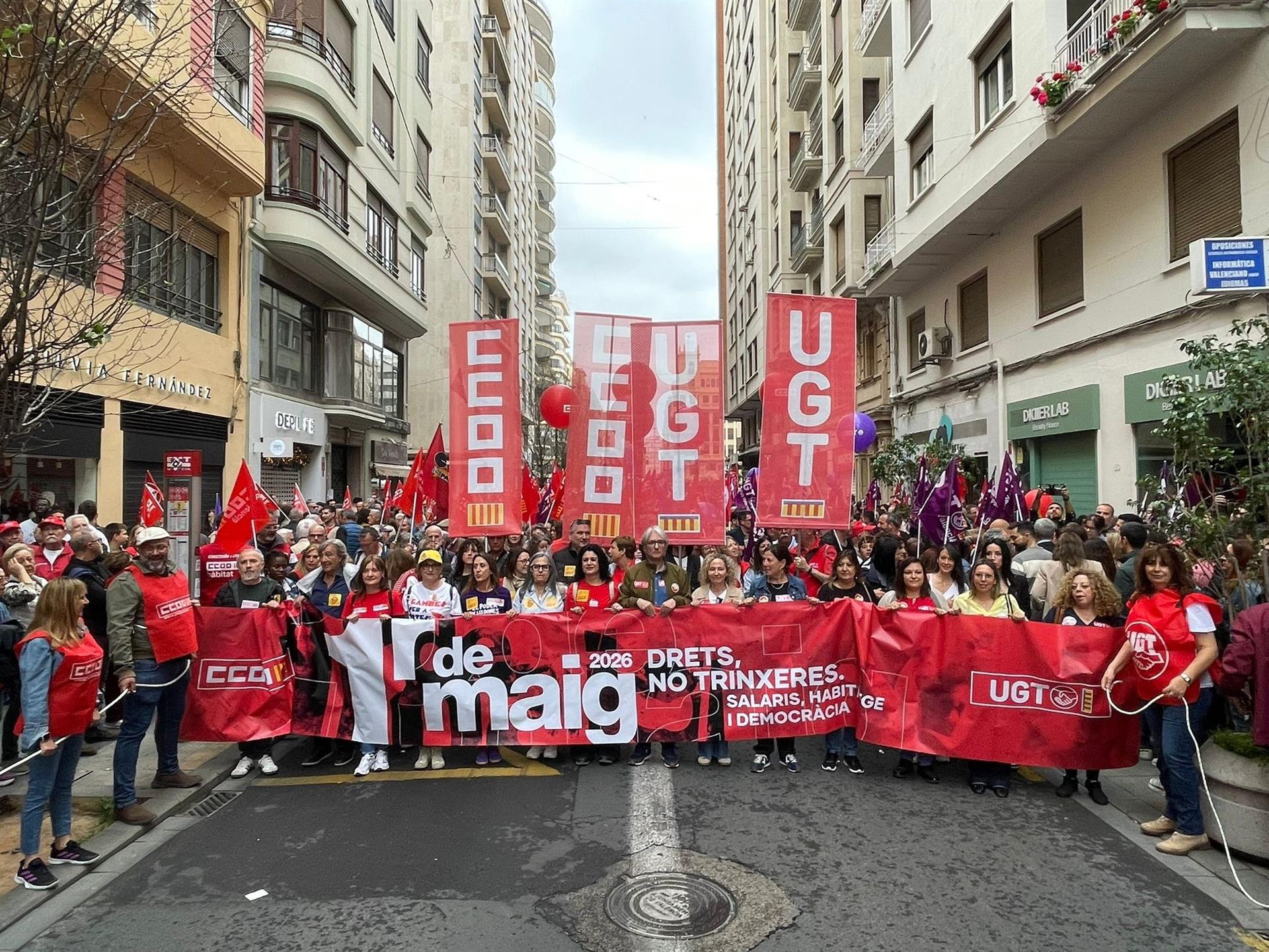 Cabecera de la manifestación por el 1 de mayo en València