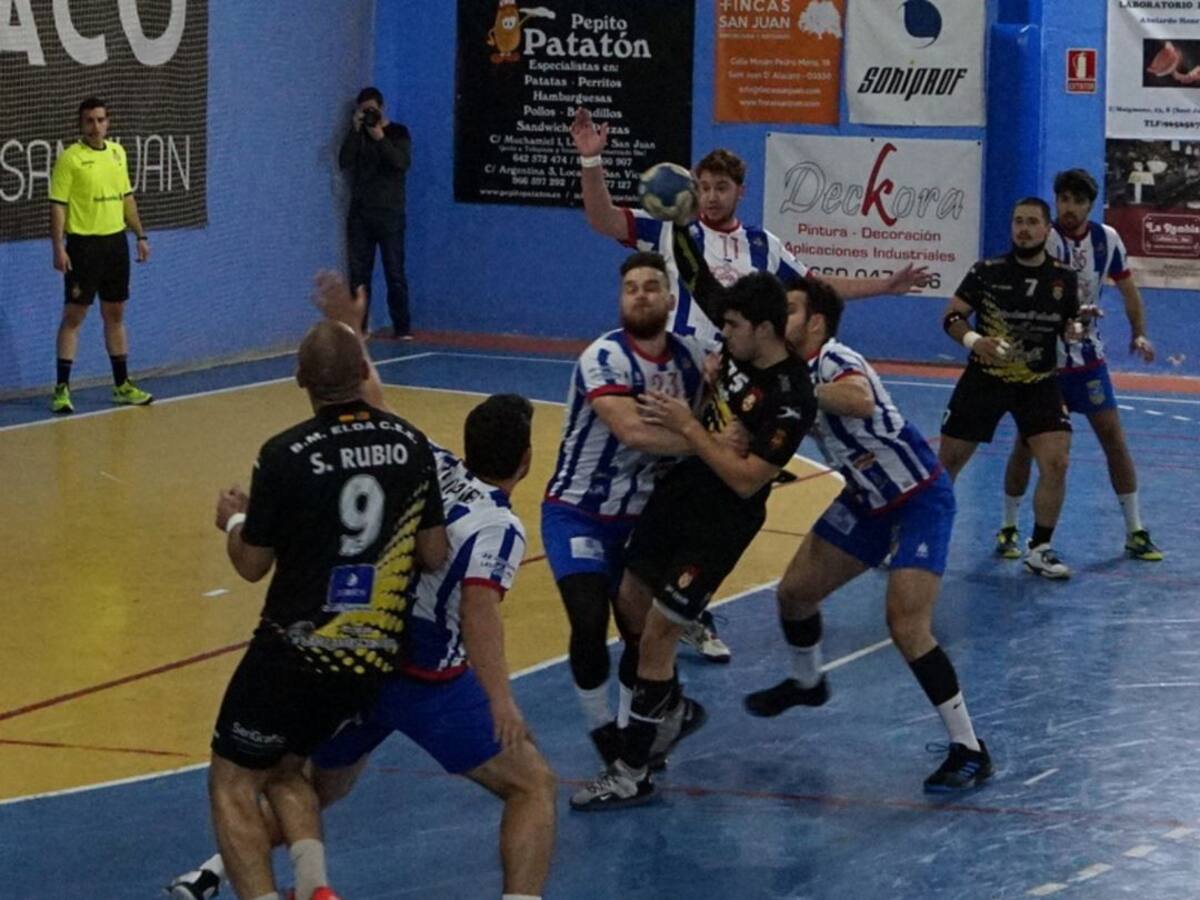 El Elda - C.E.E. defiende con uñas y dientes el liderato (23-25)