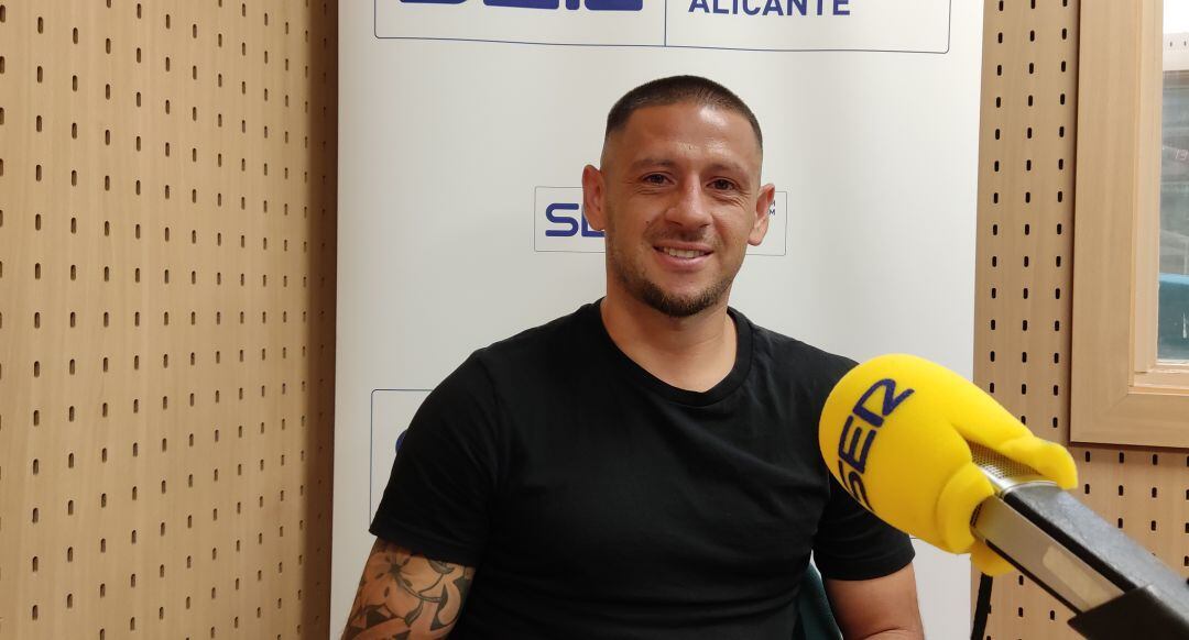 Javier &#039;Toro&#039; Acuña, en los estudios de Radio Alicante