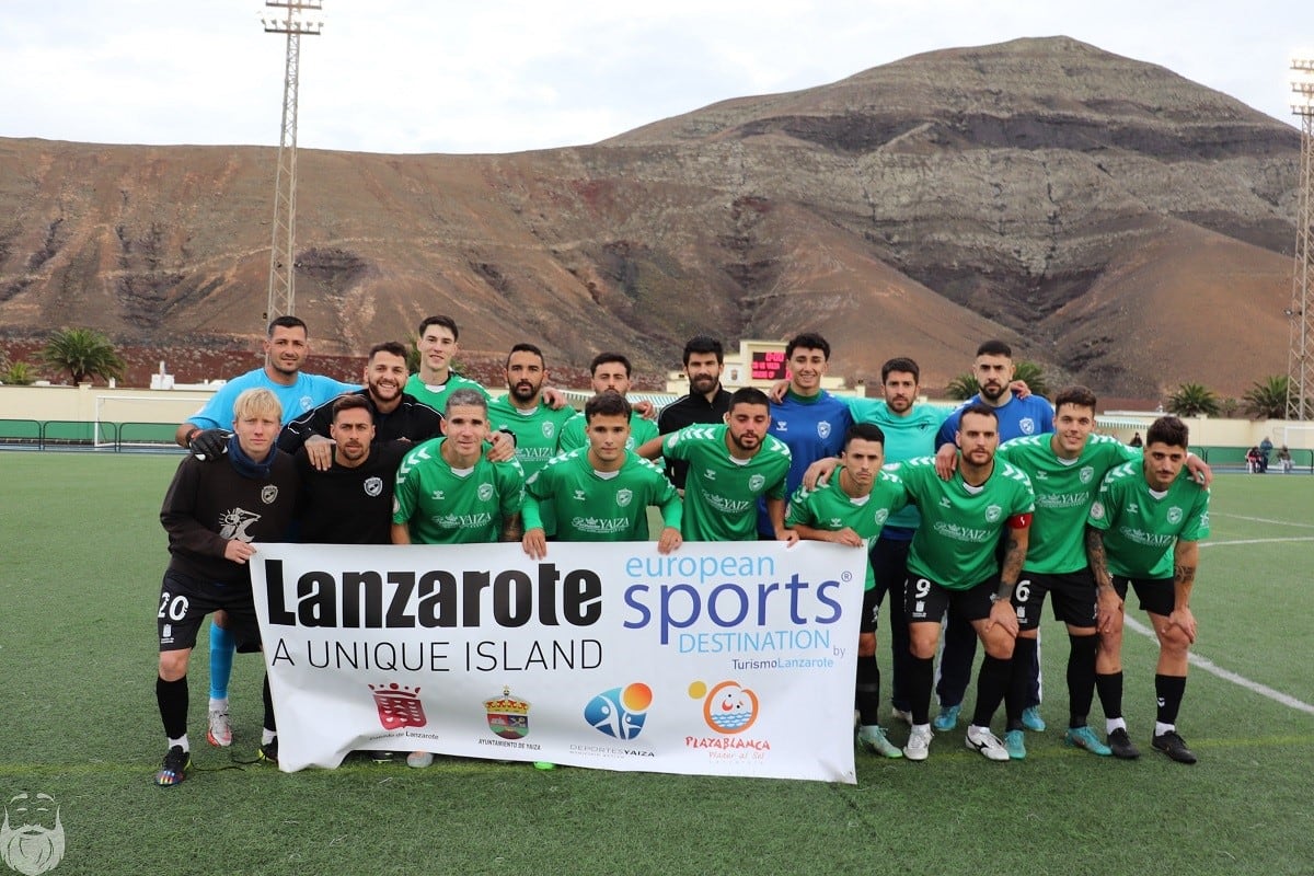 Equipo del Unión Sur Yaiza antes del partido con el Arucas.