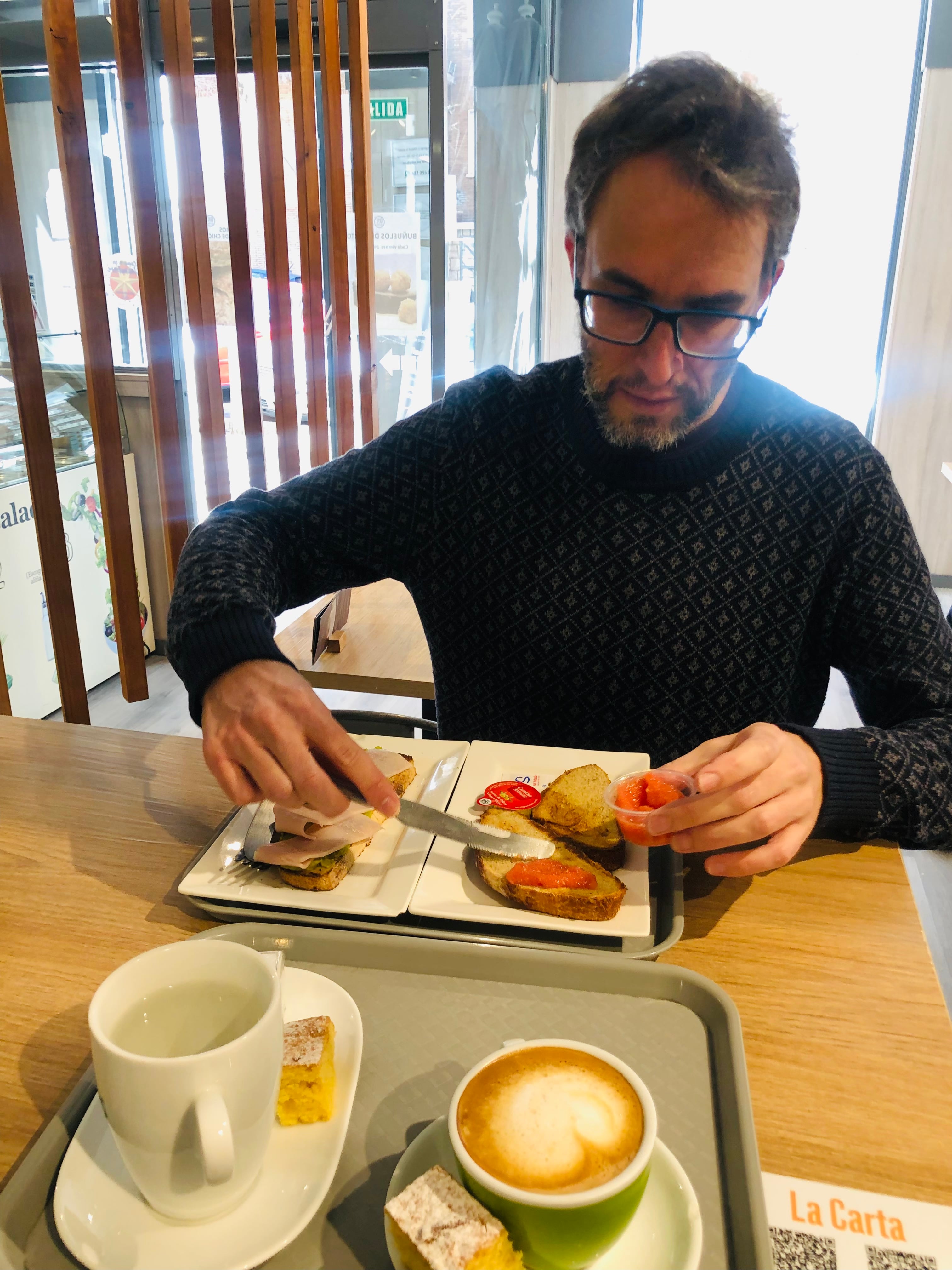 Manuel Recio, celíaco, en un cafetería especializada en productos sin gluten