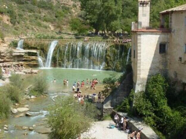 Bañistas en el Salto de Bierge