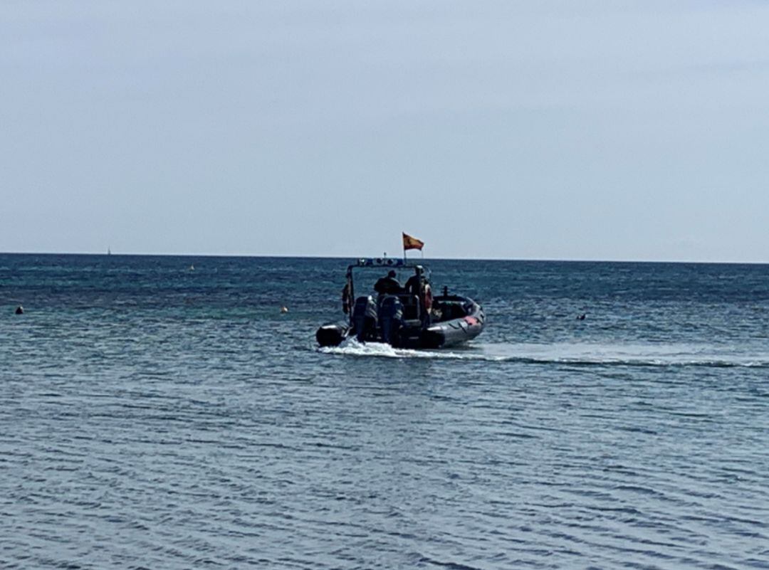 Comienza la limpieza de la bahia de Talamanca