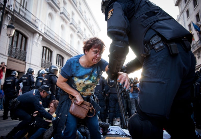 Una mujer herida tras unos enfrentamientos con la Policía en octubre de 2014 en Madrid