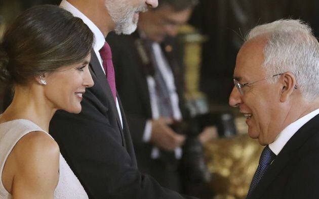 Los reyes Felipe VI y Letizia, saludan al presidente de La Rioja José Ignacio Ceniceros.