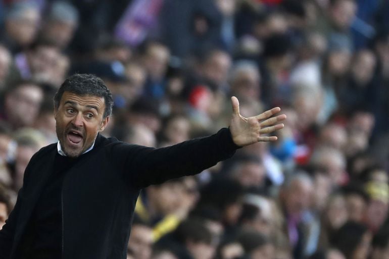 Luis Enrique da instrucciones a sus jugadores durante el partido