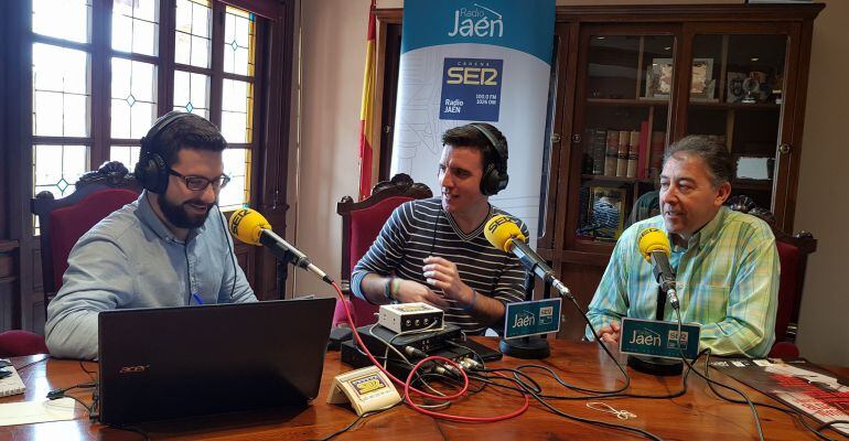 De izquierda a derecha, los presentadores Virgilio Moreno y César García, y el alcalde de Navas de San Juan, Joaquín Requena.