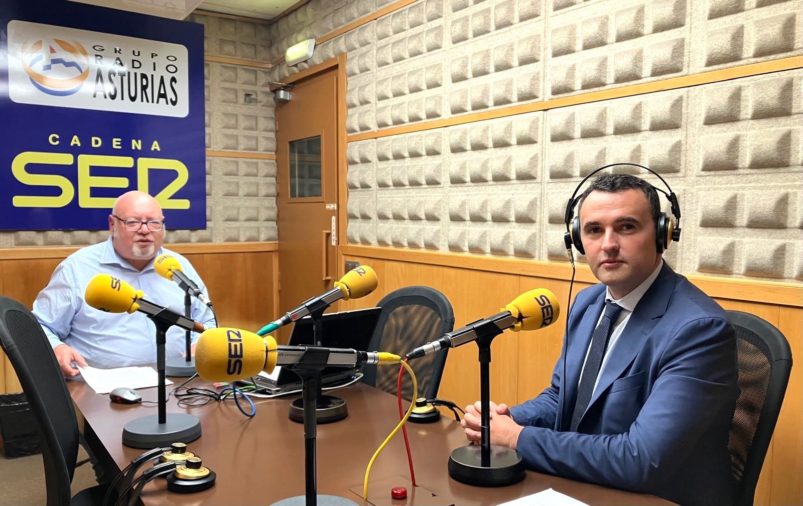 Guillermo Peláez, consejero de hacienda asturiano en los estudios de Radio Asturias