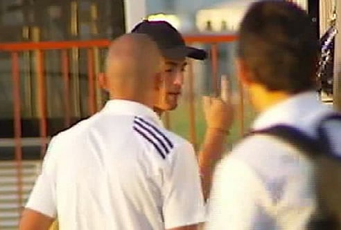 El portugués del Real Madrid ha dedicado una &#039;peineta&#039; a varios aficionados del Racing que le estaban increpando a la llegada del equipo blanco a Santander