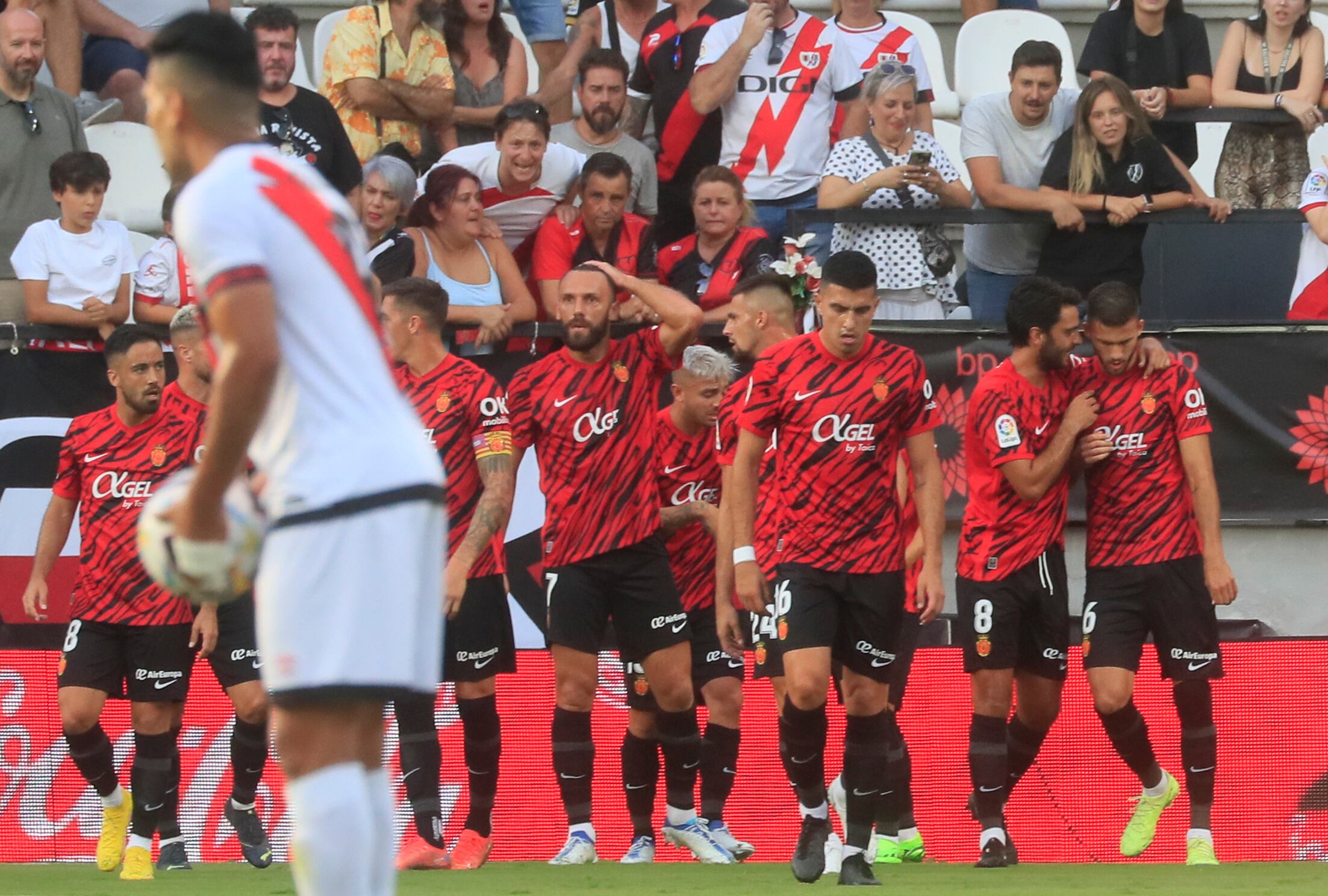 MADRID, 27/08/2022.-El delantero kosovar del Mallorca Vedat Muriqi (c), celebra su gol contra el Rayo Vallecano durante el partido de la jornada 3 de LaLiga Santander, este sábado en el estadio de Vallecas en Madrid.- EFE / Fernando Alvarado
