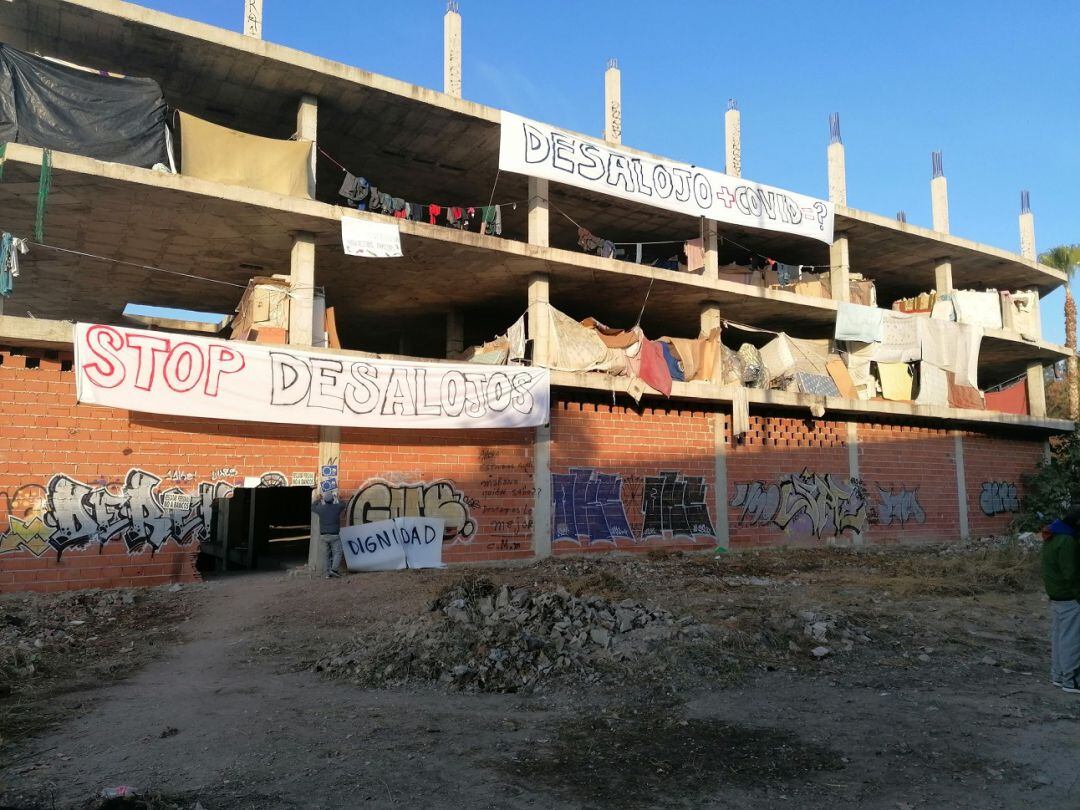 Una treintena de policías nacionales tratan de desalojar un edificio a medio construir en el barrio murciano de San Pío X 