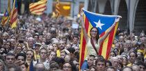 Miles de personas han llenado hoy la plaza del Vi de Girona, para rechazar la suspensión del Tribunal Constitucional a la consulta soberanista