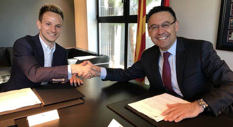 Rakitic estrecha la mano con Bartomeu